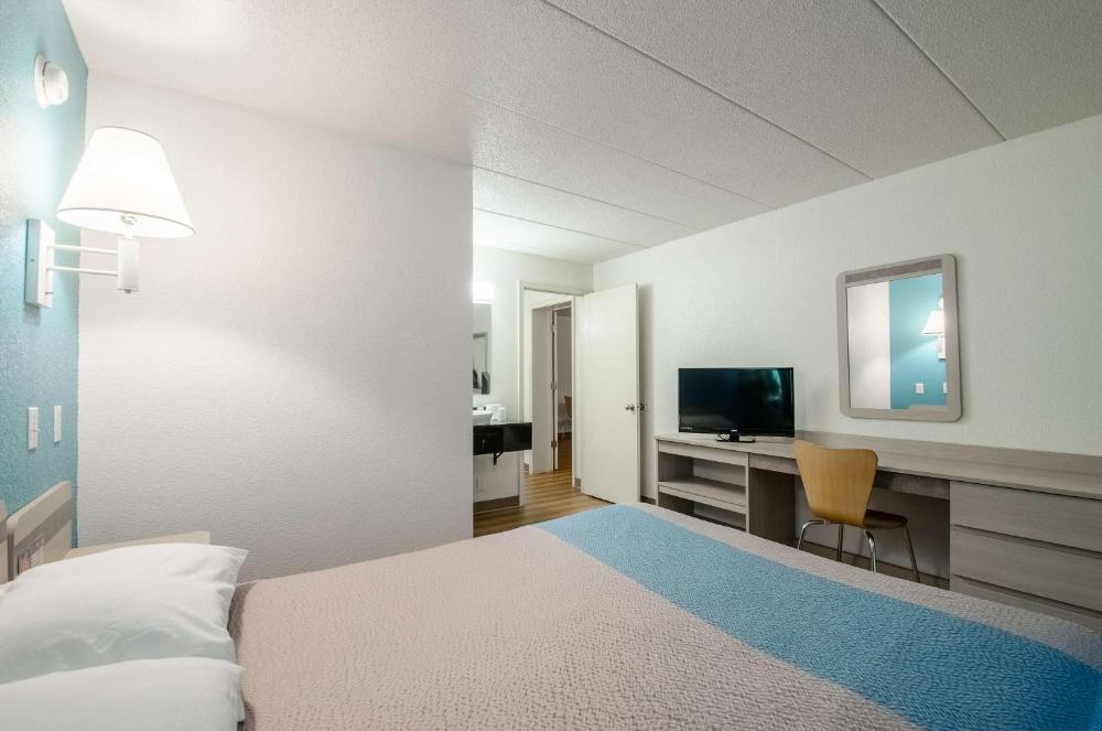 King Room - Disability Access - Non-Smoking interior