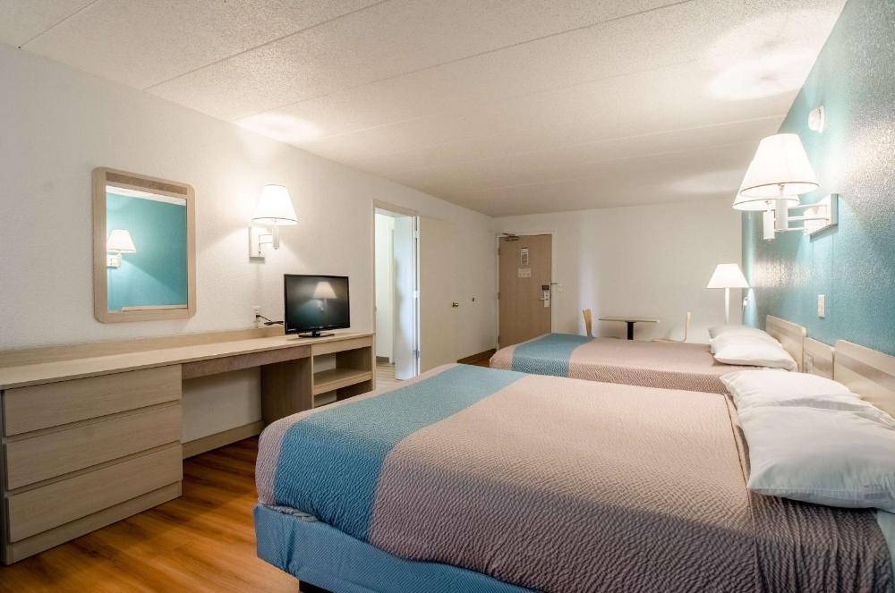 Queen Room with Two Queen Beds - Non-Smoking interior